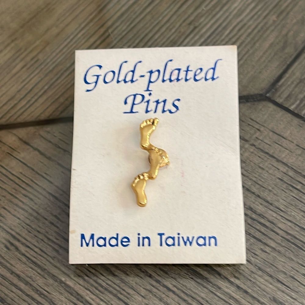 Vintage Gold-plated Foot Prints in the Sand Pin - Tie Tac - Lapel Pin